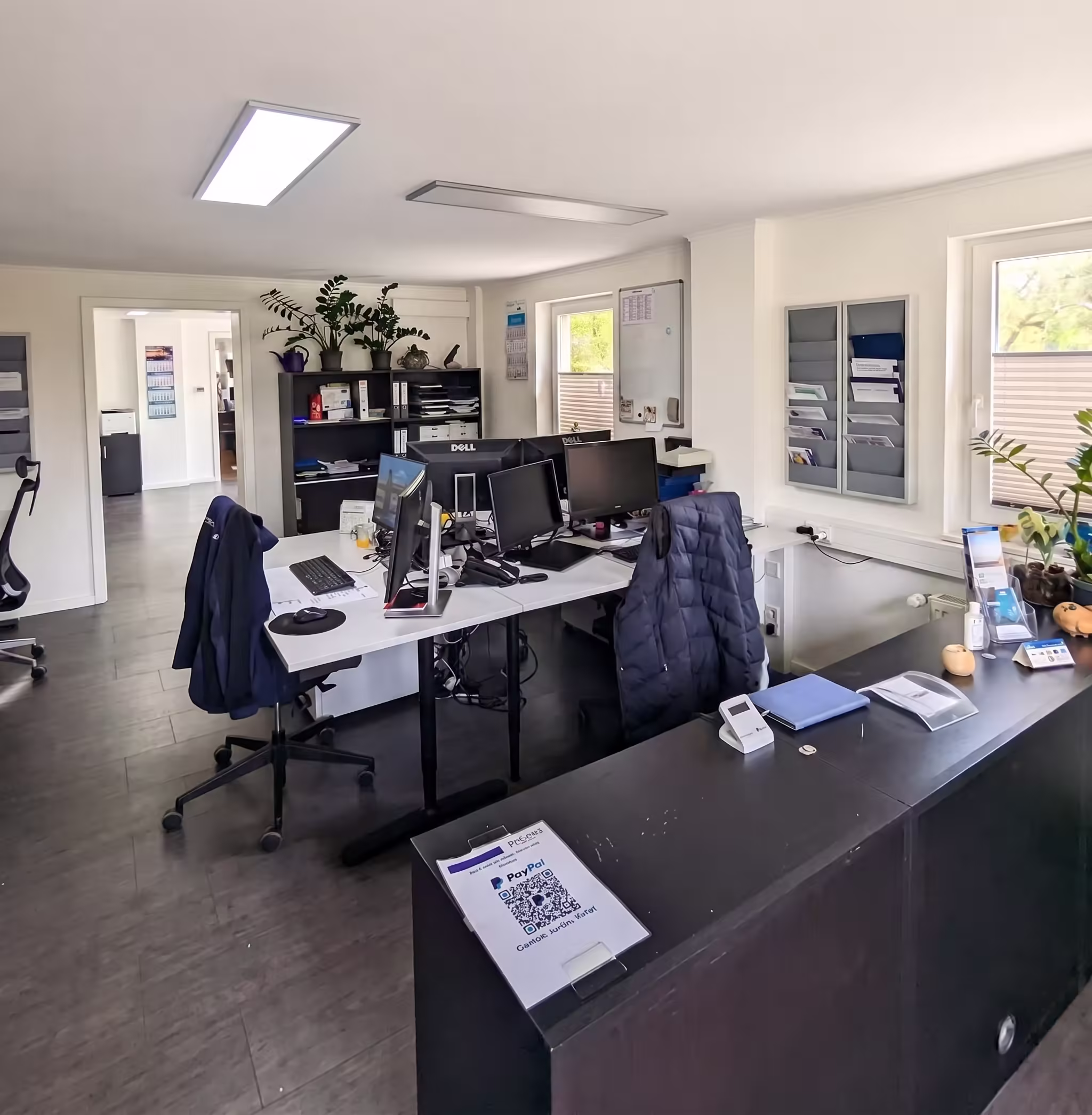 Tägliche Zusammenarbeit im Büro von ESC-Systeme